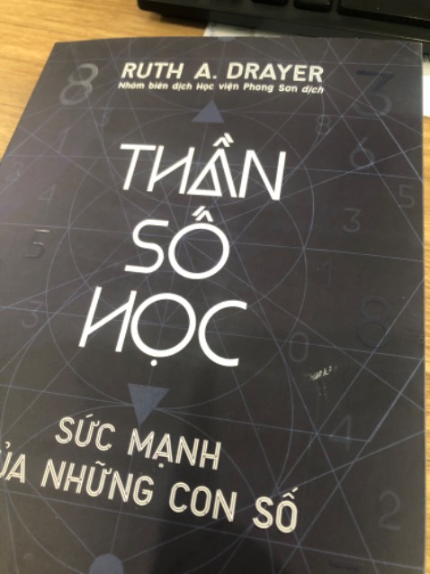 Sách mới nhưng bìa sách hơi bị xước 1 chút, ko ảnh hưởng đến nội dung. Chưa đọc nên sẽ đánh giá nội dung sau