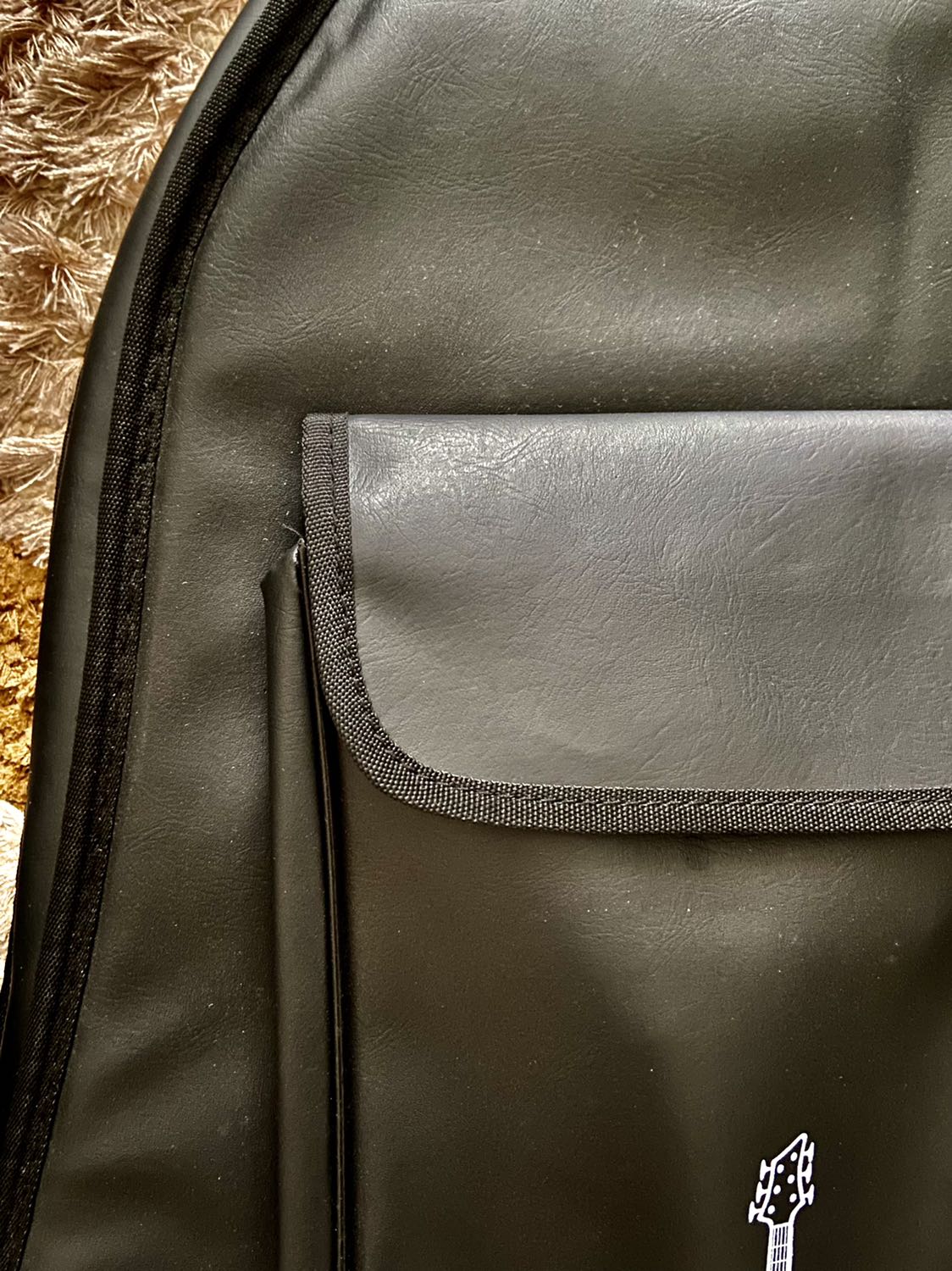 Cùng giá nhưng chưa bao giờ thấy bao đàn nào xấu xí như bao đàn này. Chất liệu vải, đường may, dây kéo, thiết kế … Tất cả đều có chất lượng thấp nhất. Tuyệt vọng.