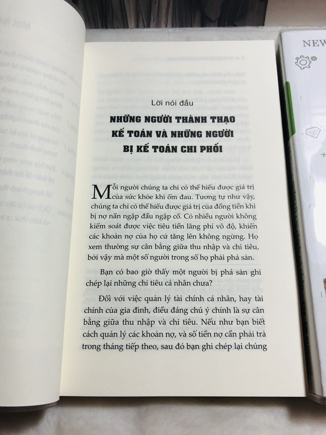Mình đọc mấy trang đầu thấy hay và thực tế, đúng quyển sách mình đang cần. Mình đọc được vào chương 1, hướng dẫn khá cụ thể và dễ hiểu về cách hoạt động kế toán trong kinh doanh, có thể vừa đọc vừa thực hành, trao dồi kiến thức và kỹ năng, tư duy để quản lý tốt nguồn tiền, tài chính và hoạt động kinh doanh