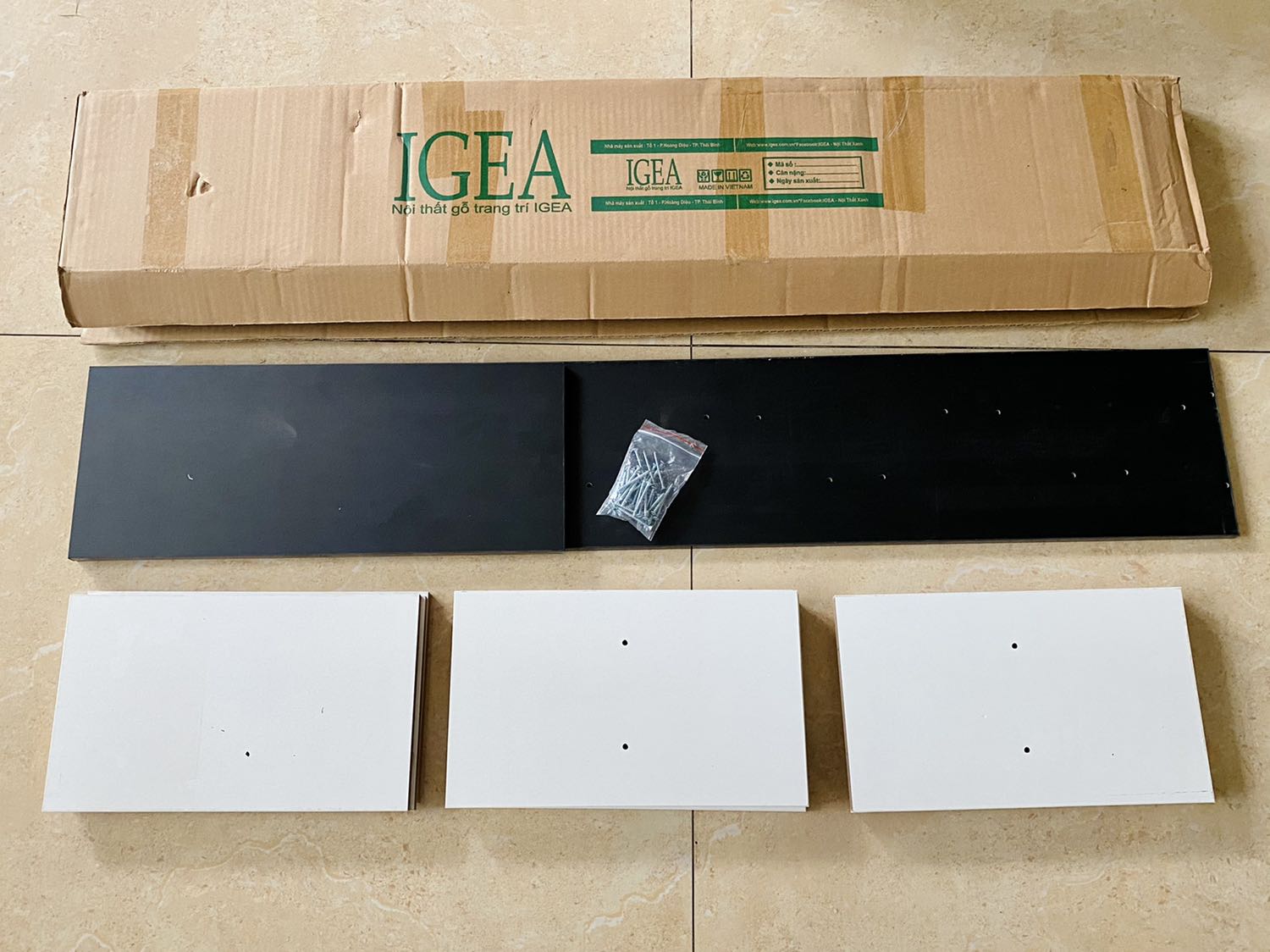 - Lần thứ 2 mình đặt kệ sách từ cửa hàng, đơn lần này giao nhanh hơn dự kiến đến 4 ngày. 
- Hàng đóng gói ổn, bên trong vẫn KHÔNG CÓ TỜ HƯỚNG DẪN, mình không biết cửa hàng có đọc đánh giá của khách hàng để cải thiện điểm này không nữa. Lỗ khoan trên những tấm gỗ không khớp nên vặn ốc rất vất vả. 
- Nhìn chung kệ sách đáng giá tiền, gỗ 2 màu trắng đen khá đẹp & chắc chắn. Với giá cả hợp lý, mình sẽ ủng hộ cửa hàng trong thời gian tới.