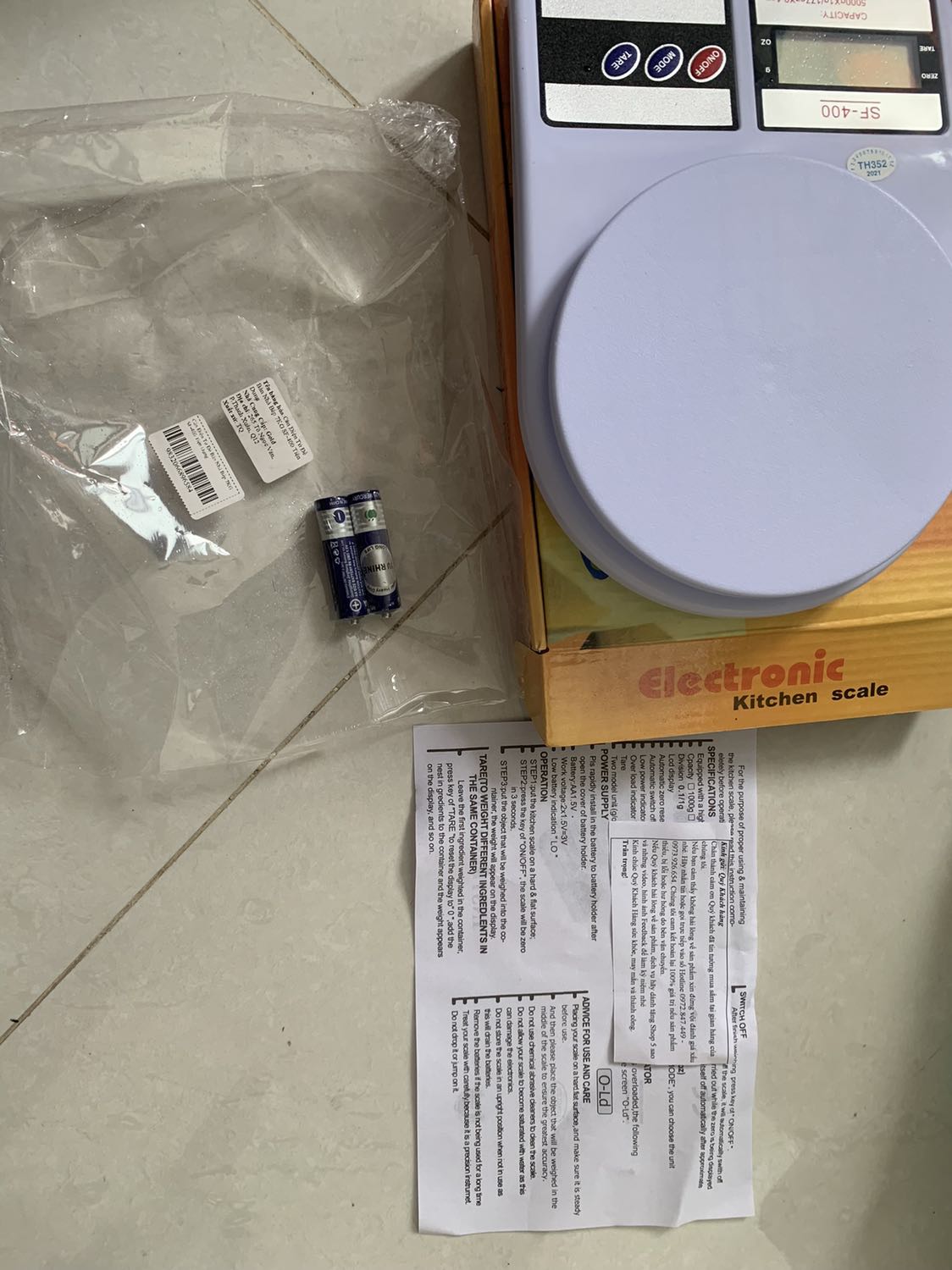 Cân sử dụng quá ổn so với giá, có kèm pin và hướng dẫn.
TikiNow nên được giao hàng ngay lập tức, đóng gói đẹp, chắc chắn!