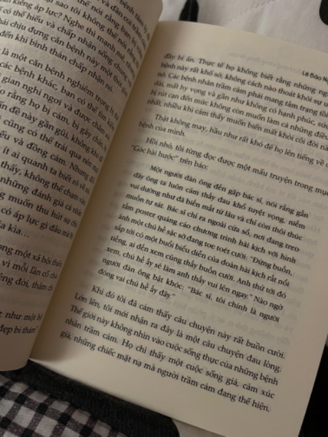 Mình chọn giao trong 2 tiếng nên đặt có luôn. Shipper nói chuyện dễ thương, đóng gói ở ngoài hộp thì gọn gàng nhưng bên trong thì không có giấy bọc nên ship xa dễ hỏng sách :( Về nội dung thì mình thấy qua những phần mình đã đọc thì thường bàn luận về những vấn đề rất gần với cuộc sống, ổn, mình chưa đọc hết nên chỉ nhận xét thế thuii kekee