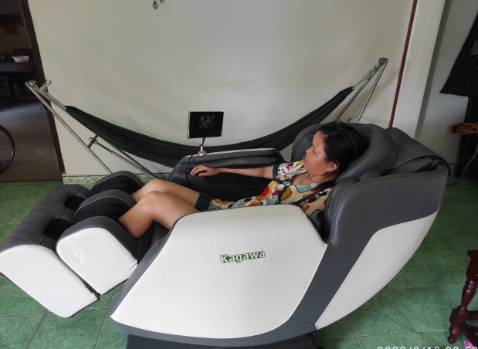 Đã nhận ghế, giao hàng nhanh, đóng gói cẩn thận, chắc chắn, không cấn móp, trầy xước. Shop tự giao hàng nên được lắp ráp, hướng dẫn sử dụng chi tiết,
Ghế mát xa khá hiệu quả, nằm thích, tương đối nhiều chế độ. Giá hợp lí, chất lượng ok. Đáng 5 sao