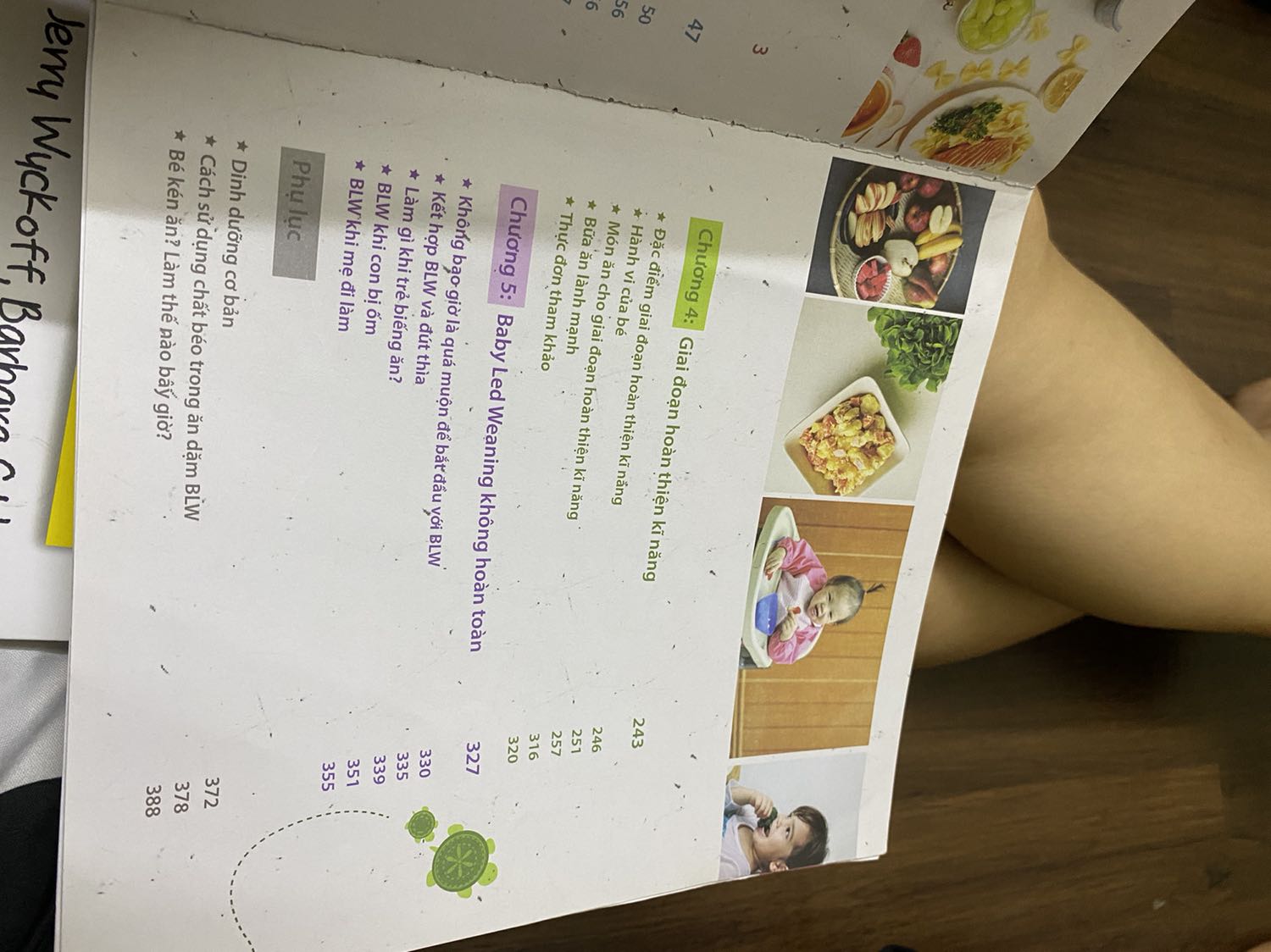 Sách hay k thể thiếu nếu ba mẹ cho bé ăn dặm theo pp bé tự chỉ huy, hình ảnh sinh động, còn có cả thực đơn mẫu và hướng dẫn cách nấu các món ăn ngon phù hợp từng GĐ của bé