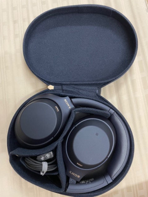 Rất đẹp! Hoàn thiện tốt. Không chê được điểm nào cả về hình thức lẫn chất lượng. Dễ sử dụng. Mang lên máy bay, khi đeo tai nghe vào, cứ gọi là tách biệt với thế giới xung quanh. Rất hài lòng về sản phẩm. Sản phẩm đáng mua. Shop đóng gói cẩn thận, giao hàng rất nhanh, nên mình có cái tai nghe mang đi công tác. Cám ơn shop.