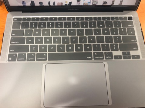 đúng hãng, đúng chất lượng, kích thước vừa vặn tỉ mỹ, màu sắc trong mờ hợp với grey của MacBook mặt phím đen