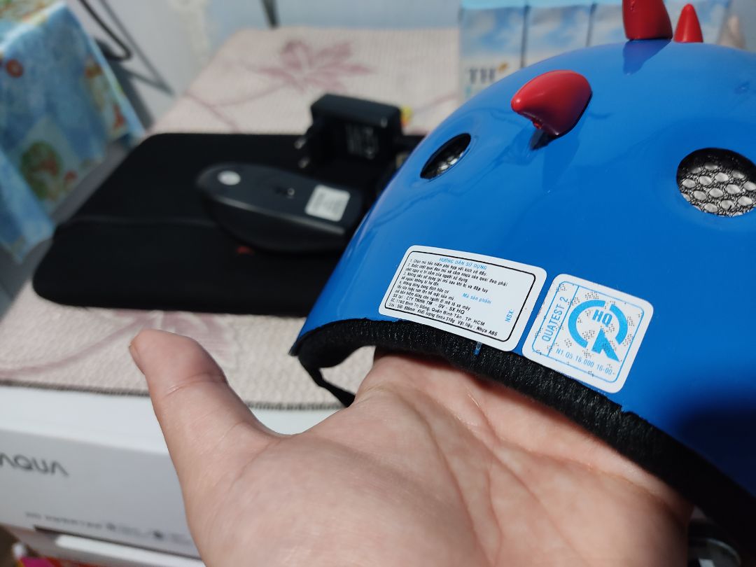 chất nhựa bóng, viền cao su không tin xảo. bên ngoài nhìn rất rẻ tiền không đáng với giá 139