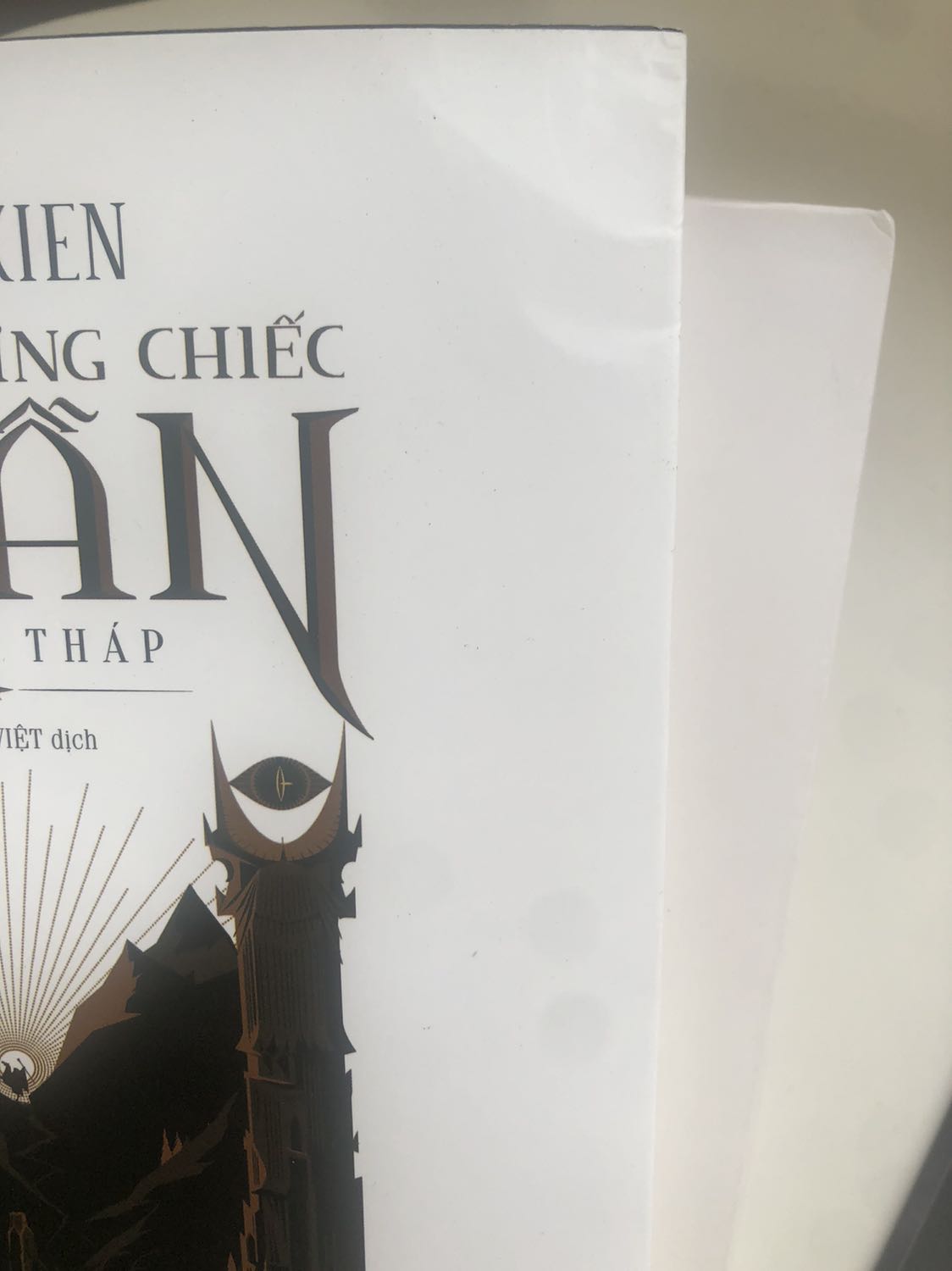 Mua rẻ hơn những chỗ khác nhưng mà đóng gói sơ sài, hộp móp méo, sách ở trong dù được bọc nilong nhưng bìa vẫn  gãy, dơ, bụi bặm, móp méo. Nói chung ham rẻ thì chịu 😰😰😰