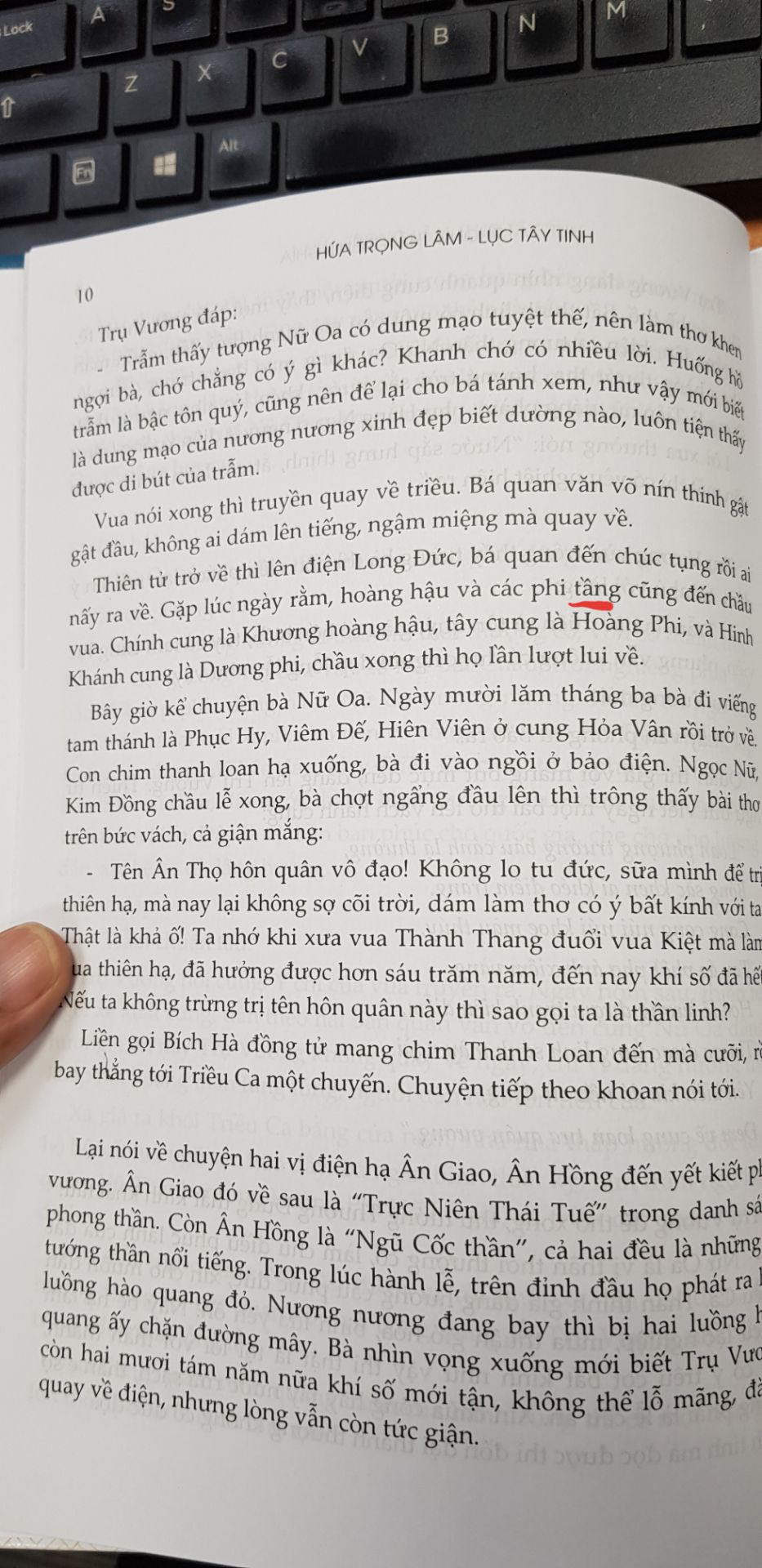 Mới đọc thử chương đầu mà thấy văn dịch ko hay, lỗi chính tả rất rất nhiều (Tiki cho gởi có 5 hình chứ 1 chương đầu mà hết hơn một nửa số trang có lỗi chính tả) Trình bày thì như canh chỉnh cho có để đem đi in, in sát rạt lề giấy, nhìn ko thuận mắt chút nào. Một ấn phẩm khá cẩu thả nên mua lúc giảm 70% tưởng rẻ mà cũng bình thường :))