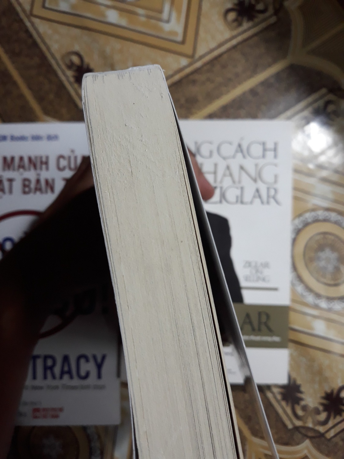 GIẤY BÊN TRONG CHẤT LƯỢNG RẤT KÉM, QUYỂN SÁCH 98.000Đ, cầm nhẹ tênh, không sử dụng được lâu. Mình mua 3 quyển thì quyển này chất lượng giấy kém nhất.