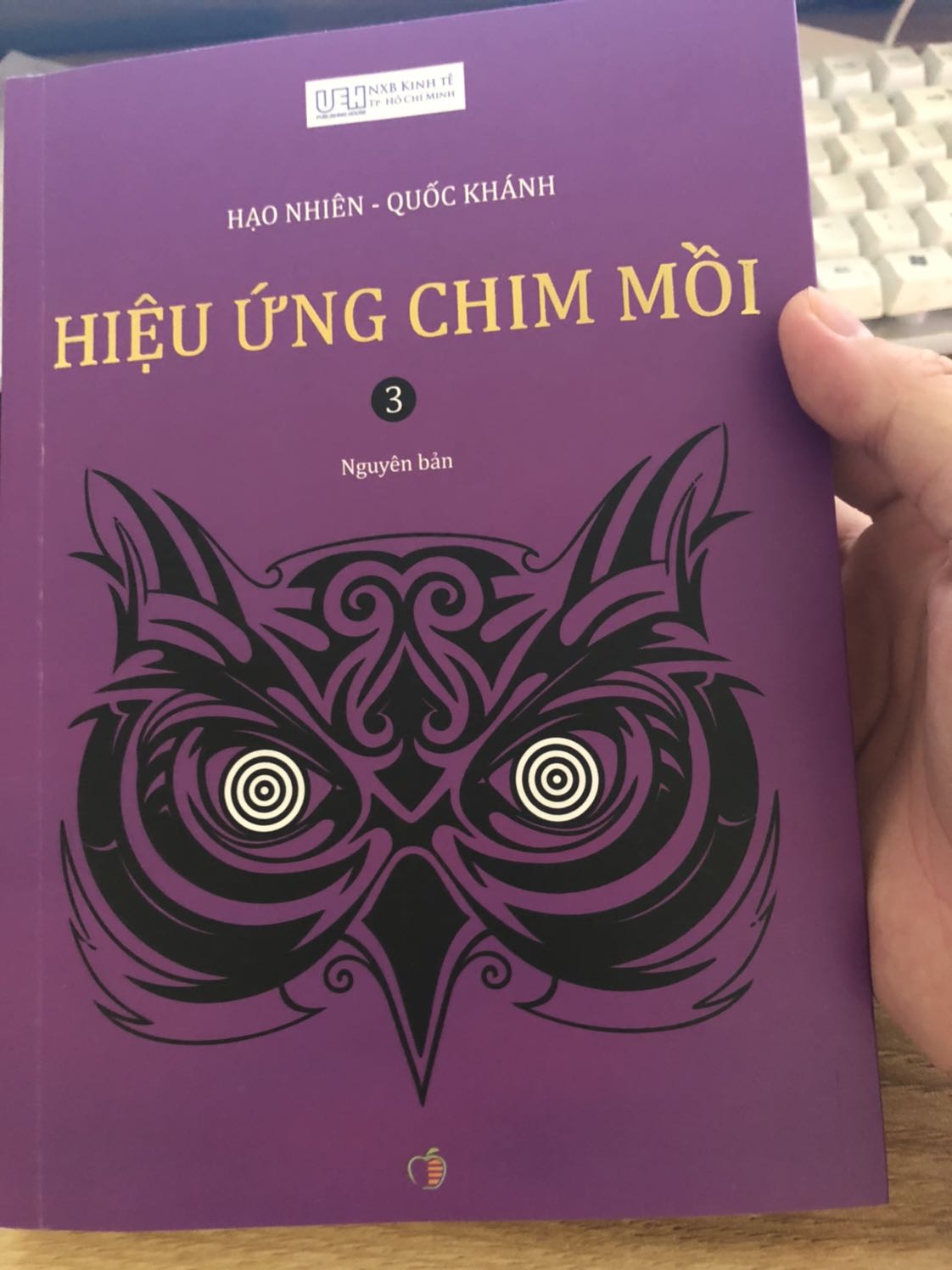 Nói chung là mình khá ok về sách và tiki từ trước tới nay. Giao hàng đúng hẹn. sách bọc cẩn thận, mình mua cả bộ hiệu ứng chim mồi này rồi nên đọc rất hay. Chỉ có điều chất lượng giấy từ quyền 1 đến quyển 3 kể cả 2 quyển kiếm sĩ và hai thằng bạn đều ghét ***. Chất lượng giấy kém kinh. Không mươte gì cả