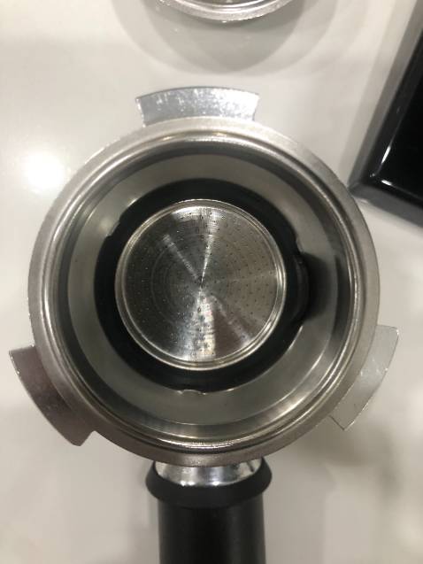 Hàng giao không có két nước, phiễu pha cà phê 3 chấu nhưng thân máy chỉ hỗ trợ phiễu 2 chấu, tem bảo hành bị cũ và rách...nhà bán bảo hãng giao sao thì bán vậy!