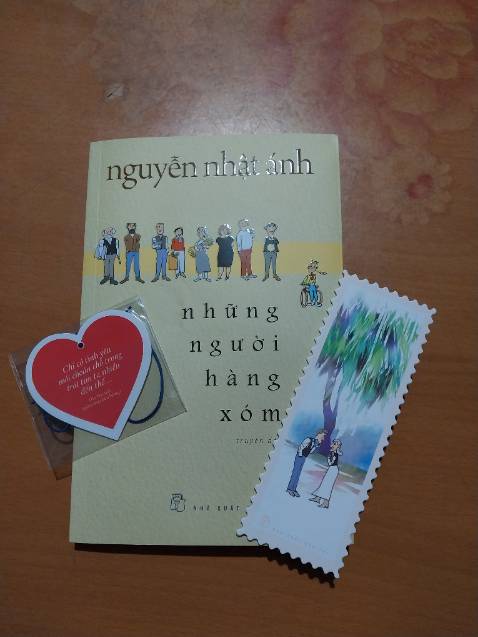 Câu chuyện nhẹ nhàng về những con người dễ thương và tử tế. Lấy bối cảnh cuộc sống của anh chàng người Bỉ và cô vợ Việt Nam, tác phẩm không có những tình tiết gay cấn, kịch tính, chỉ đời thường và mang lại cảm giác bình yên, thấy tình người thật là ấm áp. 
Tiki giao đúng hẹn, sách mới nguyên, rất ưng. Câu chuyện nhẹ nhàng về những con người dễ thương và tử tế. Lấy bối cảnh cuộc sống của anh chàng người Bỉ và cô vợ Việt Nam, tác phẩm không có những tình tiết gay cấn, kịch tính, chỉ đời thường và mang lại cảm giác bình yên, thấy tình người thật là ấm áp. 
Tiki giao đúng hẹn, sách mới nguyên, rất ưng.