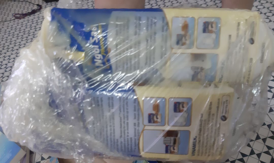 Đóng gói và vận chuyển quá tệ. Mình đặt mua 2 hộp sữa đặt, đóng chung vào thùng với sách. kết quả nhận hàng 2 hộp sữa đều bị bể, sữa chảy đầy ra hộp. Hộp bánh chocopie bị đè dẹp, phải bỏ hộp, lấy bánh thì mấy cái bánh bị nát.