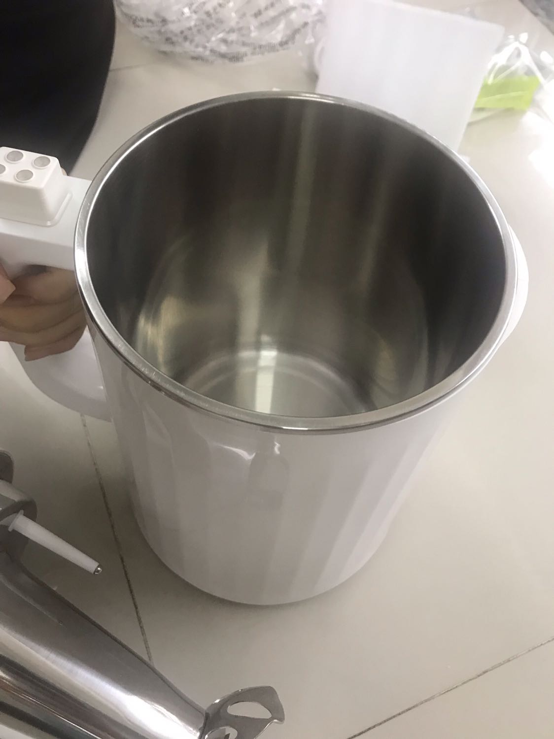 Nồi giao tới oke, kiện hàng rách chút ít không ảnh hưởng tới bên trong, mua sales 11/11 với giá 1.260k thui. Xay ra thành phẩm có lợn cợn nhẹ. Kiện hàng có bao gồm cả rây và bình nước, tiện lợi trong 1 nốt nhạc, sáng nào cũng bấm nút phát là 30 phút có sữa nóng mang đi làm rồi á. Good