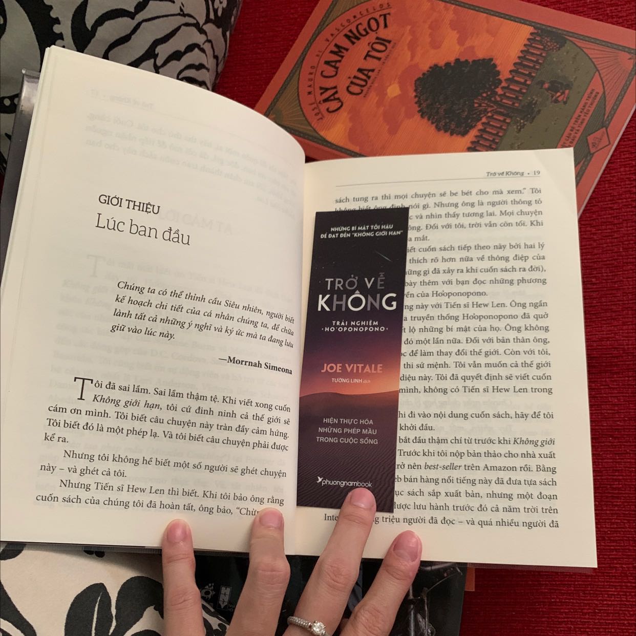 Mình không đọc Không giới hạn (phần trước đã ra mắt vài năm trước cuốn này - cuốn này là những trải nghiệm sau khi tác giả công khai đại chúng phương pháp) nhưng  cảm thấy những gì tác giả nói khá lủng củng và lặp đi lặp lại không cần thiết. Nhưng nếu vậy thì thực tế chỉ cần đọc quyển này là bạn nắm được tinh thần và cách ứng dụng Ho oponopono đúng nghĩa không mong cầu và trở về không. Các chương trong sách hơi vụn vặt theo kiểu lượm lặt mẹo của tác giả nhớ tới đâu ghi tới đấy và một số câu hỏi bỏ lửng. Nhưng tóm lại là có rất nhiều khám phá và cái nhìn mới hữu ích khiến cho việc thực hành của bạn tiến triển hơn
* Riêng về phần hình thức thì sách có được bọc plastic, tặng kèm bookmark nhưng có một đoạn khoảng mấy chục trang bị đóng đúp (phần cuối bị đóng đúp lên chính giữa sách) cũng thấy hơi kì lạ vì lỗi lớn như vậy