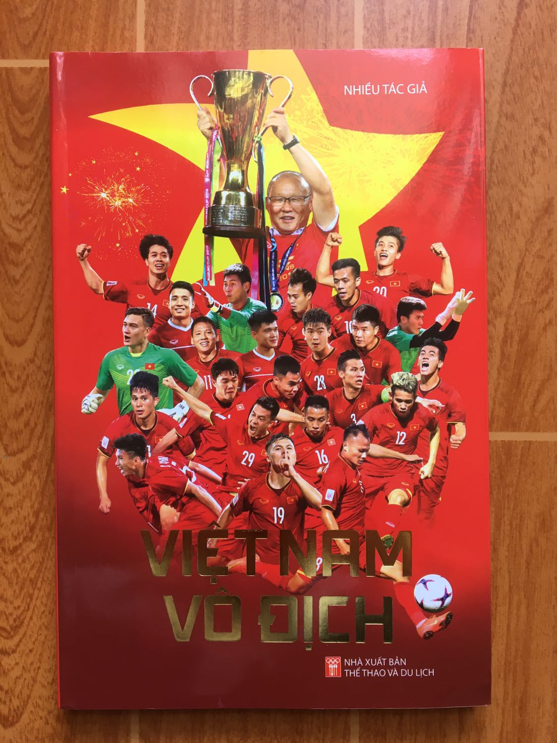 Chất lượng giao hàng tốt, sách bọc cẩn thận và mới, đây là cuốn sách màu (in ảnh nhiều) nói về hành trình vô định AFF Suzuki Cup 2018 của đội tuyển Việt Nam+câu chuyện ngoài lề+thông tin của cá nhân của cầu thủ và toàn bộ thành viên ban huấn luyện.
Sách mua về làm vật trang trí ở kệ sách rất nổi bật với màu đỏ-hoặc dùng làm quà tặng cho những người hâm mộ đội tuyển.?