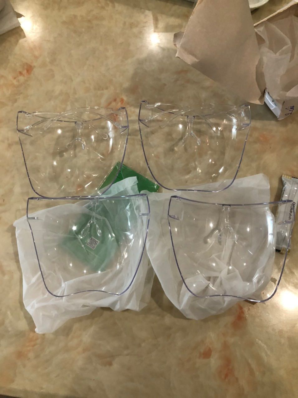 Bao bi thi mop meo'. Giao hang thi thieu mat 4 cap gong deo tren lo tai! Da vay con bat buoc phai charge tien ship! Qua bullshit!