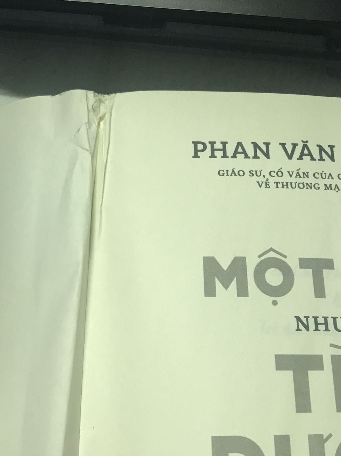 Mình đã đặt hàng rất nhiều sách ở Tiki, nhưng đây là lần đầu gặp chất lượng sách kém như vậy. Gáy sách bị lỗi, giấy dính vào nhau, mất hẳn giá trị của cuốn sách. Đề nghị Tiki làm việc lại với Nhà cung cấp.