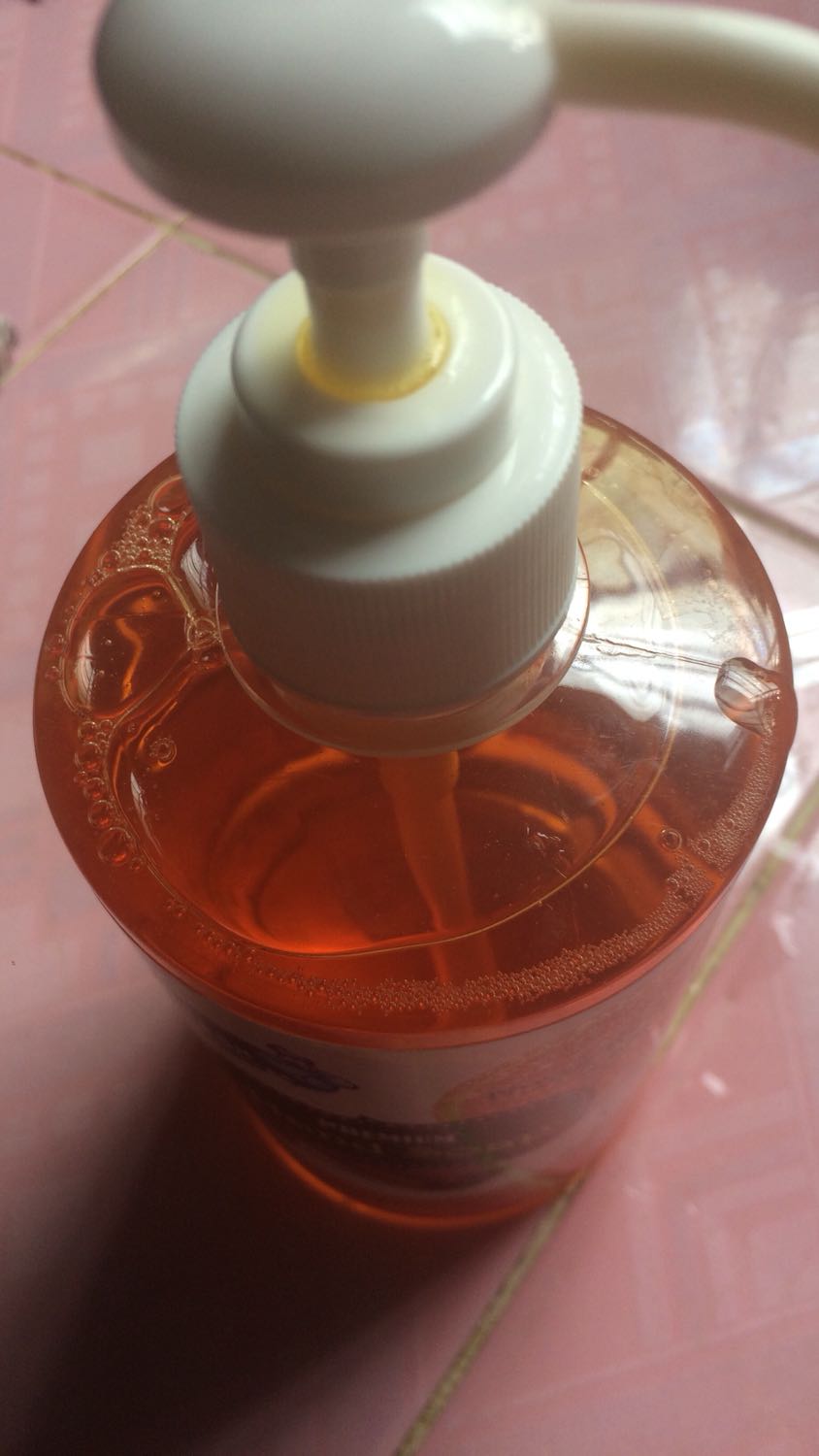 Giá gốc: 45.000 đồng! Mùi thơm, rất ưng chỉ là cái vòi có vẻ chưa chắc! Xoay vặn mở nắp bị rỉ nuoc’ ra ngoài mỗi khi ấn lấy nước rửa, cần cải thiện điểm này là ok!