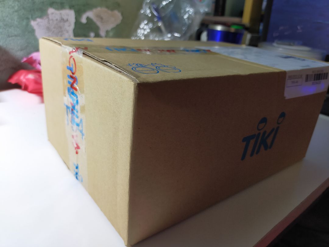 Tikinow đóng gói tiêu chuẩn, không có chống sock nhưng cũng ok vì sản phẩm có hộp riêng nữa. Sản phẩm chính hãng, có tem mác đủ. Dòng Newman này thì mình từng dùng qua rồi, nay thấy chuột cũng được nâng cấp lên phần dây có bọc 3 lớp, đầu dây có cục chống nhiễu còn chuột thì xài vẫn thấy như cũ, khá tốt khi chơi game, mượt, ổn định nếu không đòi hỏi quá cao. Giá thành thì quá hợp lí. 
Điểm trừ duy nhất ở con này là bạn nào bị ra mồ hôi tay nhiều thì sẽ cảm thấy khá dơ. Do bề mặt chuột là bóng chứ không phải nhám nên sẽ để lại vết dơ của tay khi sử dụng nhiều.