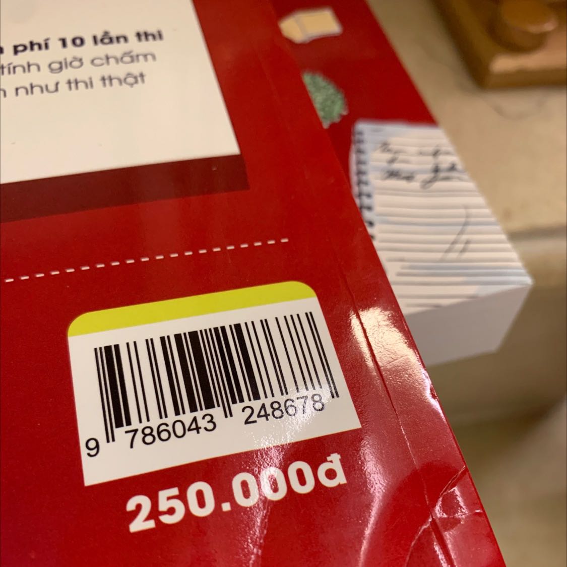 Gáy sách bị móp, nhàu hết, các trang sách chưa tách ra.