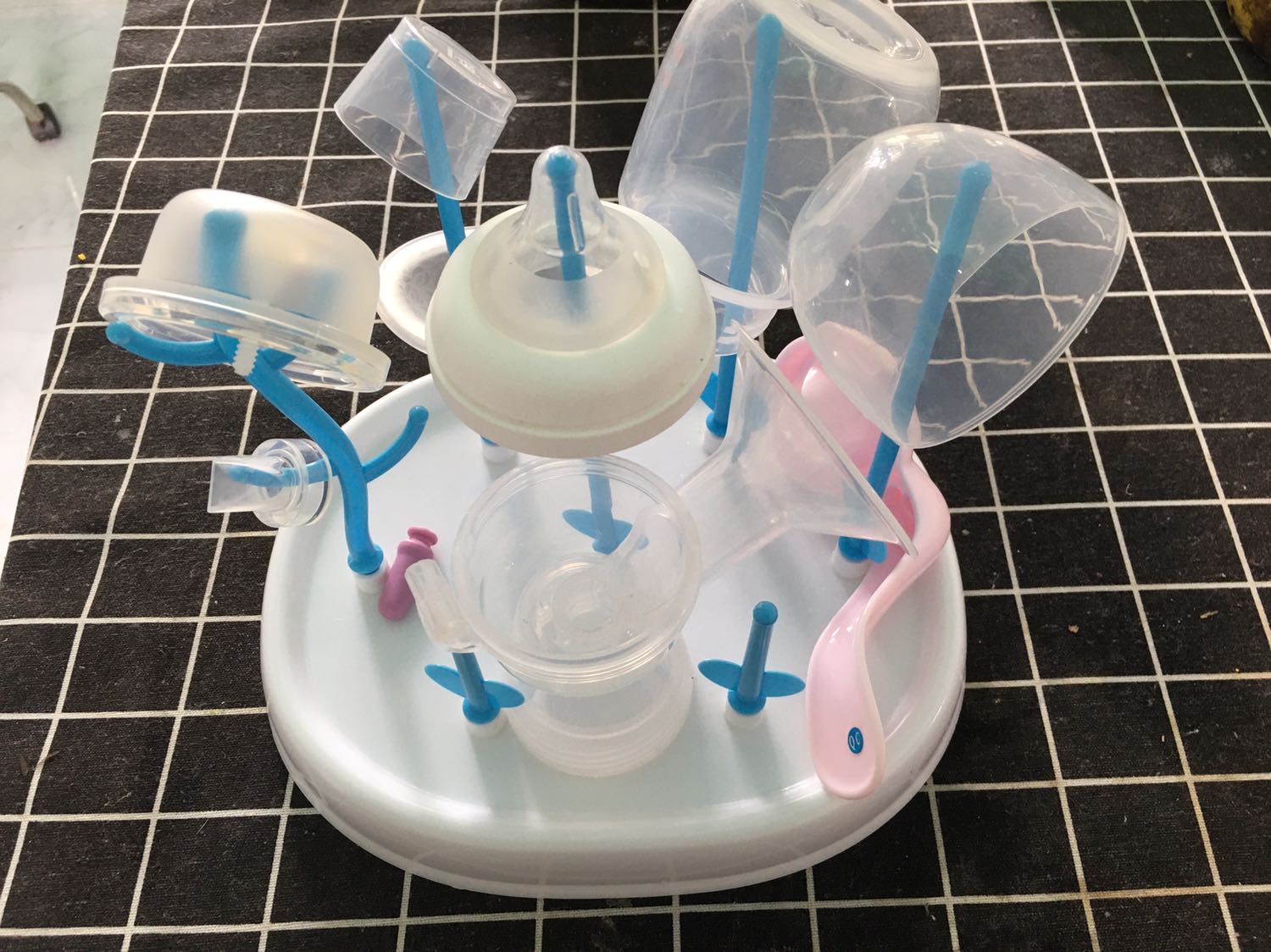 Shop giao hàng nhanh, sản phẩm giống hình, mình dùng úp bình sữa cho bé khá ổn.