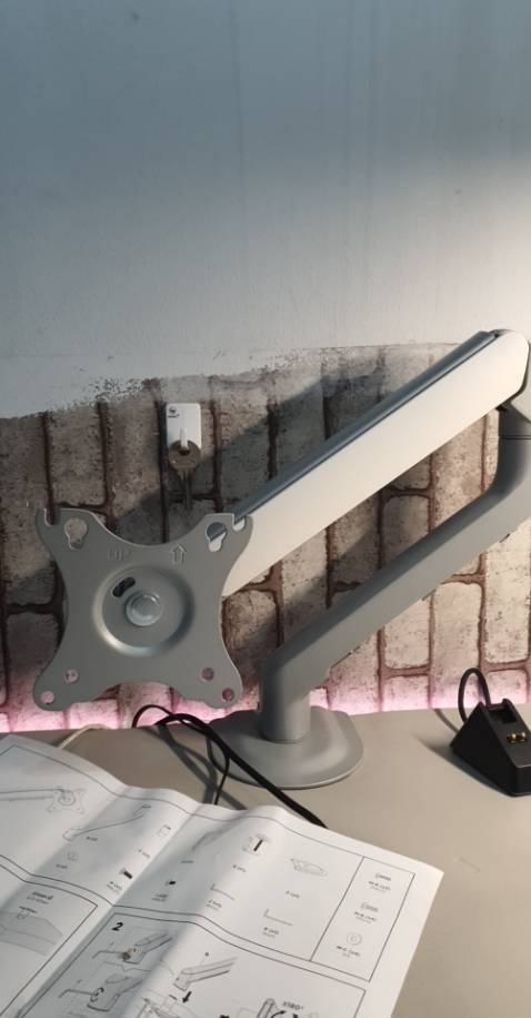 Khớp nâng hạ màn hình rất là cứngggg.
Mình nhắn tin lên hãng thì họ bảo là lô mới nên lò xo cứng hơn bình thường, hãng nói mình nới lỏng ốc ở gần chữ Humanmotion (mà ở sách hướng dẫn thì bảo ko được nới ốc ở chỗ này) thì nâng hạ mới dễ dàng được và đúng thật, sau khi nới ốc ở vị trí này thì nâng hạ màn nhẹ hơn trước rất nhiều.
Còn ngửa màn thì khá là cứng, úp màn xuống thì lực nhẹ mà ngửa màn lên cần dùng kha khá lực... không giống những video review trên youtube lắm.
Không được như kỳ vọng và những video review trên mạng, hơi thất vọng, 4* là có ưu ái rồi ạ.