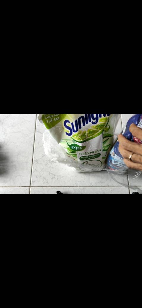 Sản phẩm dùng thường xuyên nên không có gì ý kiến. Chai nước tẩy bị rỉ nước ra không biết là do shop đóng gói quá chặt hay do vận chuyển nhưng nhìn chung không ảnh hưởng nhiều đến sản phẩm nên vẫn chấp nhận được. Cảm ơn shop rất nhiều