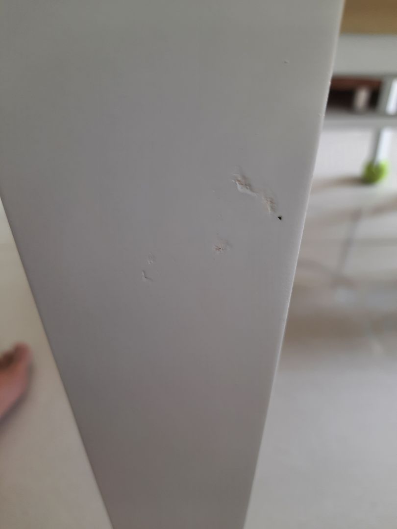 Giao hàng hẹn khách chờ rồi không thông báo khi có thay đổi. Bàn sơn không đều. Chân bàn có nhiều vết lõm do sơn chưa kỹ.