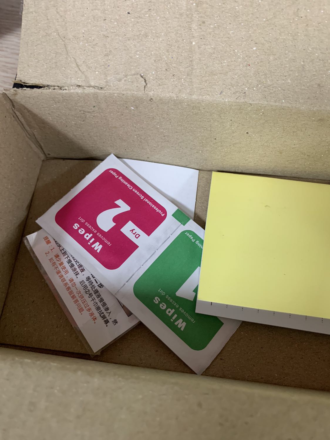 Đã nhận được miếng dán cường lực. Hàng đóng gói cẩn thận, shop còn tặng thêm mấy đồ nhỏ nhỏ xinh xinh nữa.