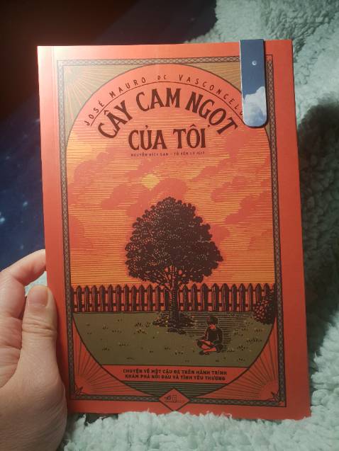 Một cuốn sách rất đáng đọc về tình yêu thương và sự mất mát mà chắc chắn mình sẽ gợi ý cho mọi người (dù biết rằng nó đã rất hot rồi), để cùng cười trước những trò nghịch ngợm tinh quái, trí tưởng tượng tuyệt vời và những ước mơ rất trẻ con của Zezé, cùng xót xa khi em bị đánh đập, cùng đau đớn khi những người bạn mà em yêu nhất lần lượt ra đi, và cùng tiếc nuối khi nhận ra rằng một đứa trẻ chưa đầy 6 tuổi như em đã biết quá nhiều, đến mức sự hồn nhiên, mơ mộng trẻ con của em sẽ không bao giờ quay trở lại.

Mình có thể hiểu tại sao cuốn sách này lại hot đến vậy, lối viết rất nhẹ nhàng, trong sáng và dễ hiểu, quá đủ để tiếp cận độc giả ở mọi lứa tuổi. Nhưng cảm xúc mà nó đem lại thì mạnh mẽ vô cùng.

Cuối cùng thì cảm ơn Tiki và Nhã Nam (cùng chiến dịch Dọn kho - lý do cuối cùng khiến mình hạ quyết tâm rước ẻm về nhà =))) đã đem đến cho mình một cuốn sách tuyệt vời. Đáng đồng tiền bát gạo.