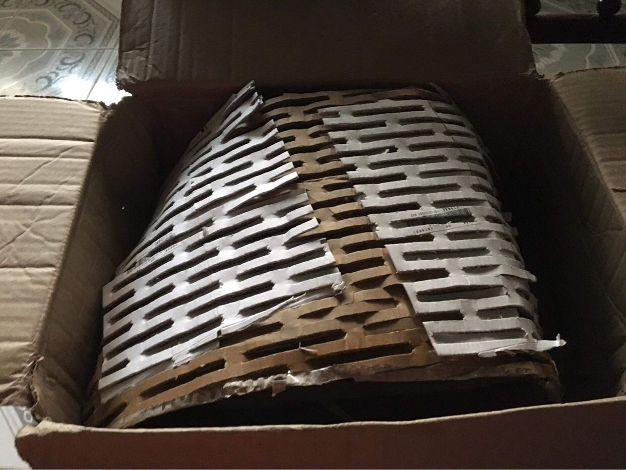 Mình chọn tiki mua sách vì mình tin vào chất lượng sản phẩm của tiki, nhưng lần này rất thất vọng. Lần trước mua đã thất vọng về khâu đóng gói rồi nhưng bỏ qua, mà lần này cực kỳ thất vọng.
Thứ 1: về khâu vận chuyển, mình đặt hàng hôm 10/10 đến 23/10 mới giao tới nơi. Trễ hơn nửa tháng.
Thứ 2: về khâu đóng gói, đóng gói cực kì hời hợt, hộp bóp méo khắp nơi, lót sách cũng không chắc chắn.
Thứ 3: về sách, mình mua tổng cộng 4 cuốn, chỉ duy nhất cuốn này là nhìn rất cũ kĩ, rách, méo khắp nơi. Mình có yêu cầu cao khi mua sách không bàn đến nội dung thì bề ngoài cực kì quan trọng. Tiki làm mình thất vọng quá, mua bao nhiêu lần thì cũng có fail nhưng cho qua mà lần này tệ quá. 
=> Chốt lại: tiki kiểm tra xem và đổi sách mới giúp mình, mong phần chăm sóc khách hàng bên tiki sẽ làm tốt.