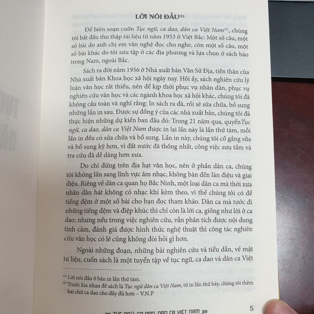 Sách hay. Qua nhiều lần chỉnh sửa và bổ sung cuốn sách đã hoàn thiện được phần nào những Tục ngữ, ca dao, dân ca hay của Việt Nam. Đặc biệt là tìm được gốc tích, hoàn cảnh ra đời và đôi khi là giải thích cặn kẽ việc sử dụng Tục ngữ, ca dao trong hoàn cảnh nào là phù hợp. Với một xã hội thông tin tràn gập như ngày nay, lượng thông tin đa chiều và nhiều nguồn, nhiều lĩnh vực mỗi ngày một tăng thì giá trị cuốn sách này càng phải nên đọc.