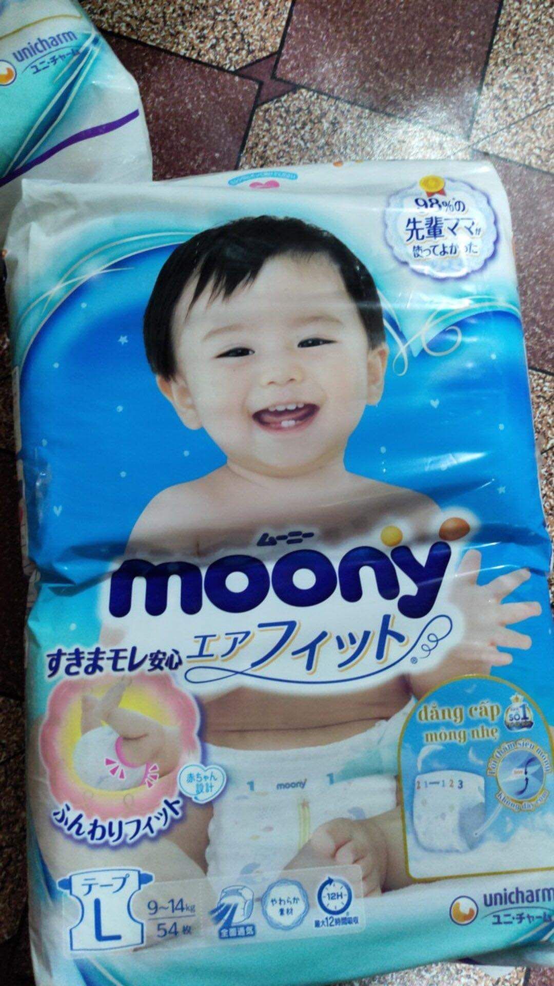 với thiết kế màng đáy thoáng khí dạng vải. Cùng với lõi bông mềm mại có khả năng siêu thấm hút giúp cho hơi ẩm thoát ra ngoài tốt hơn.  Nên hạn chế tối đa tình trạng hăm tã ở trẻ nhỏ.