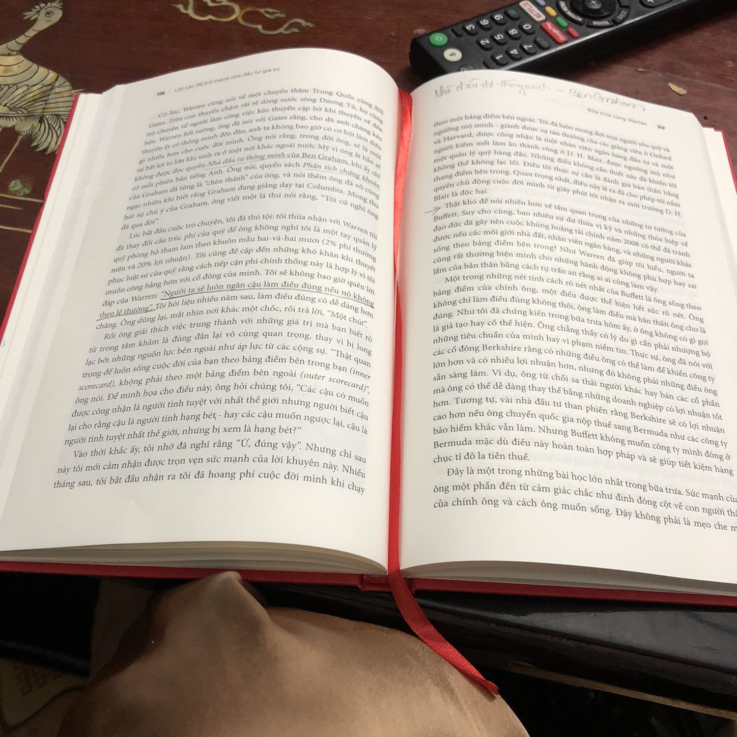 Rất rất hay nhé mọi người ơiii.. Mình bị cuốn vào sách luôn , cứ muốn đọc thôi . Ngôn ngữ giản dị dễ hiểu . quyển sách này giúp mình có cái nhìn lạc quan về đầu tư mà còn trong cuộc sống nữa. Rất đáng đồng tiền và mình thật sự hạnh phúc vì đọc được Quyển sách này. Cảm ơn Happy Live . Cảm ơn Tiki giao hành nhanh ( nhưng mình hi vọng Tiki nhè nhẹ tay , nhìn sách móp móp xót xót sao ý ) hichic ..