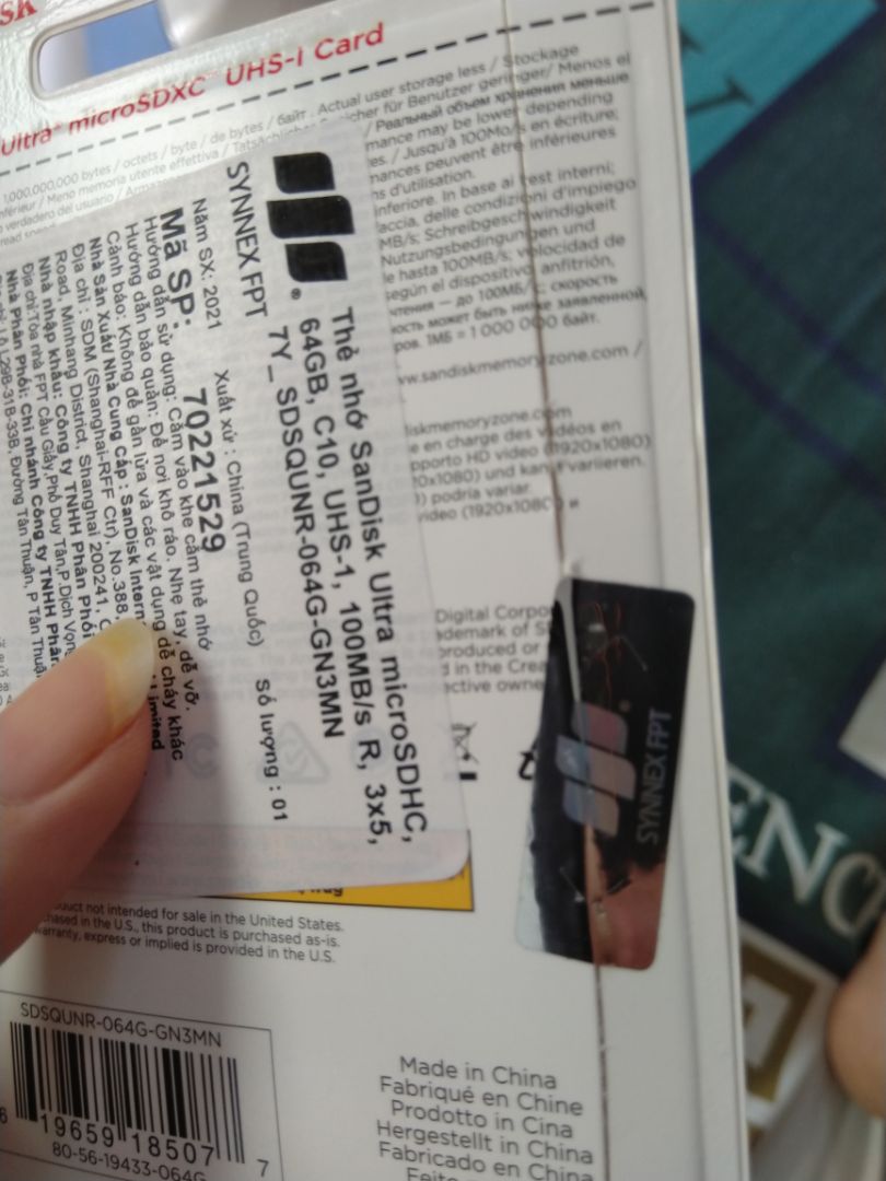 Cover của thẻ có một vết cắt, được dán tem đè lên. 
mặc dù dán tem nhưng hoàn toàn có thể lấy thẻ nhớ ra mà không cần bóc.
Không hiểu hàng của official store sao lại vậy