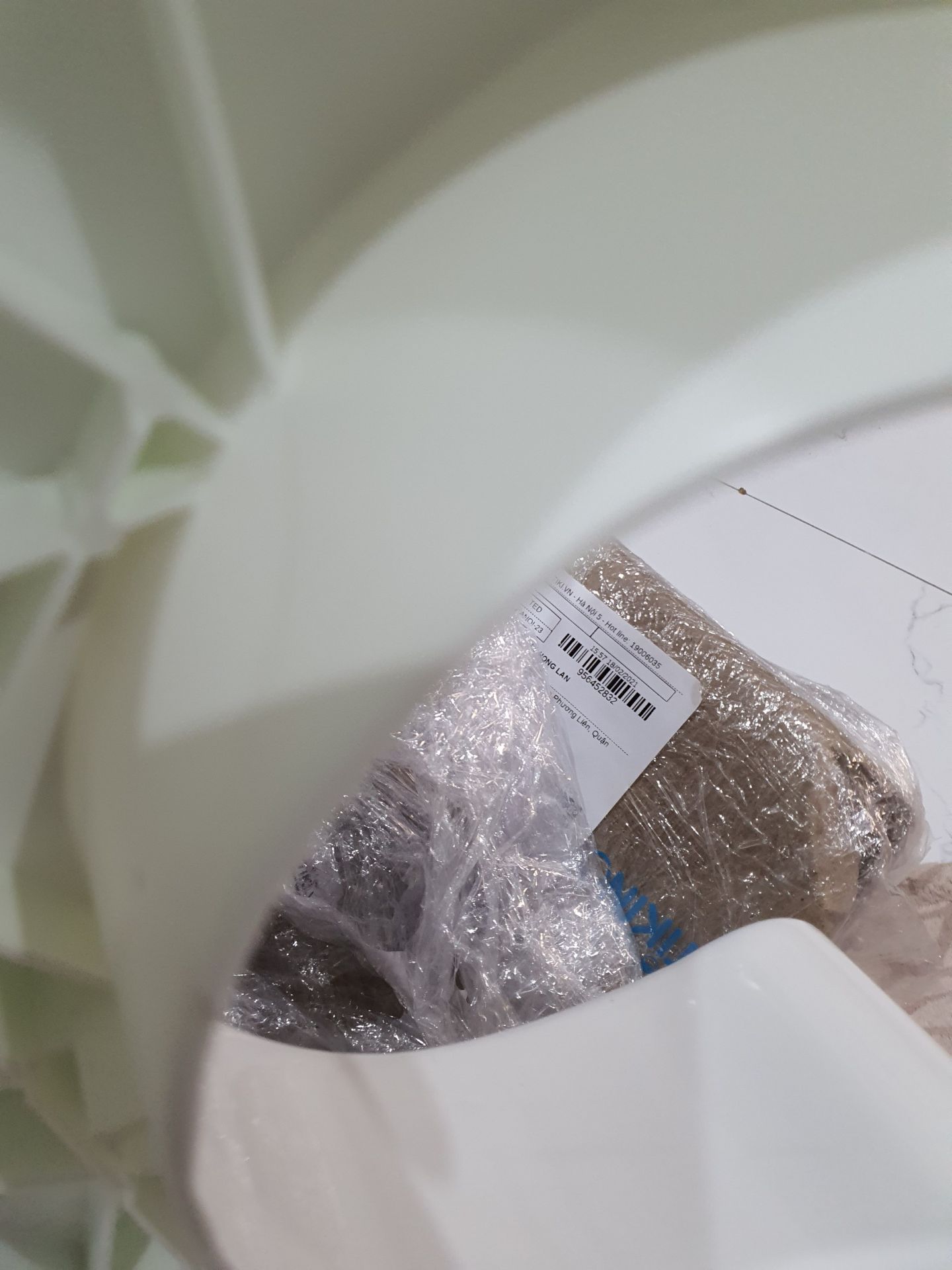 sản phẩm tôi mới nhận sáng nay đã bị vỡ, ko biết bộ phận nào đã lấy băng dính dán vào??