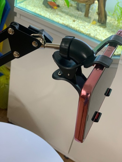 khung kim loại cực chi chắc chắn, đúng hàng hãng dùng vẫn thích. Trước mình mua 1 cái tương tự nhưng chẳng dùng dc, đế nhẹ cứ đặt đt lên là dễ lật. Chuyển sang sp này quá oke.