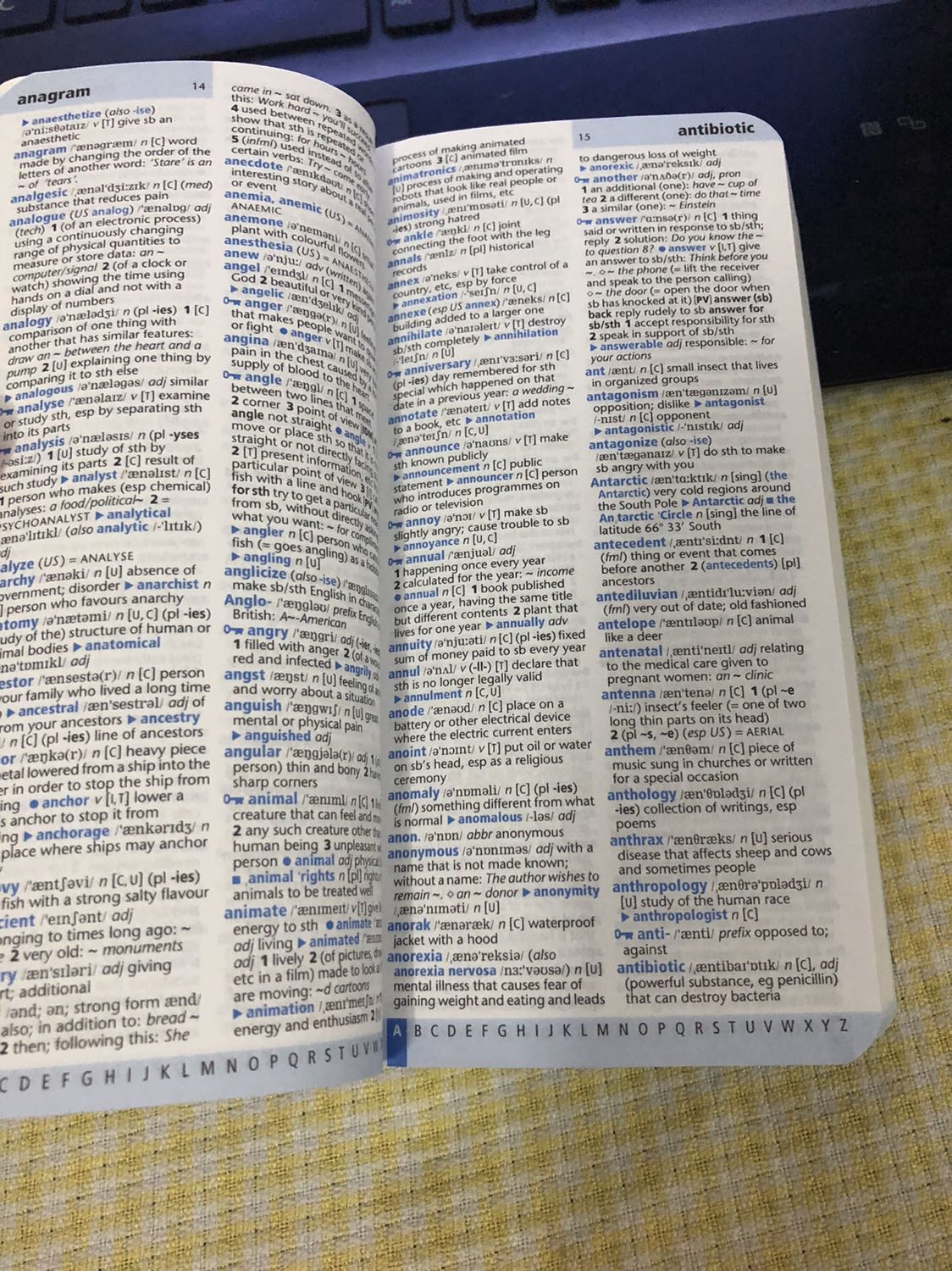 Mình là học trò của cô Hiếu Ngô Uspeak(TYV 35-nhóm 8) được Cô review mình tìm đến cuốn này , thấy. quả là điều sáng suốt. Cuốn từ điển vừa bằng cái điện thoại. Sách nhỏ gọn. Quá tuyệt vời. Phù hợp cho bạn nào đang theo học phát âm (bảng IPA)
Các bạn xem kĩ ảnh để quyết định mua nhé. Giao siêu nhanh. Cảm ơn Fahasa