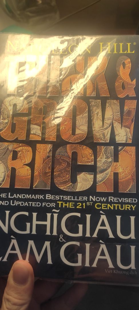Ngày 16 tháng 3 năm 2022
Mình đọc xong cuốn sách này và đưa ra các nhận xét sau:
-Về ngoại hình thì sách được làm tốt nhưng chất lượng giấy hơi kém
-Về nội dung,mình sẽ đưa ra ý kiến riêng của mình về nó:
+Đầy đủ cá ý chính trong làm giàu
+Đưa ra nhiều hình ảnh trừu tượng và có các ví dụ cụ thể để nhận ra
+Cuốn sách lôi cuốn hấp dẫn
-Và phần mình học được từ cuốn sách này:
+Khát vọng làm giàu,trên con đường đó chỉ có đi và không có về
+Niềm tin là mình đạt được dù có khó khăn gian nan đến mấy,dù có khó khăn đến mấy cũng tin mình có thể vượt qua
+Có kế hoạch cụ thể về tương lai,đặt mục tiêu rõ ràng và cụ thể thì càng bốc càng tốt để có ý chí theo đuổi đến cùng
+Có kiến thức chuyên môn vững vàng để biến nó thành hành động và có thêm trí tưởng tượng thì đó cũng là một mấu chốt quan trọng của thành công
+Có tính quyết đoán nhanh và thay đổi chậm
 +Nghe và quan sát,nói ít và đó là sự thông thái đích thực
+Lòng kiên trì theo đuổi ước mơ,tâm trí kiên cường không bị ảnh hường mọi thứ tiêu cực xung quanh
+Nhìn ra các thói quen xấu và tự nhận thức và sữa chữa
=>Sau kho đọc xong thì đó là kết quả của mình,các phần khác hơi trừu tượng khó hiểu nên mình vẫn chưa nhận ra bản chất của nó,đây là lần đầu tiên mình đọc và tương lai gần mình sẽ đọc lại lần nữa để tiếp thu các kinh nghiệm của tác giả một cách trọn vẹn nhất.Đến đây mình xin kết thúc đoạn đánh giá và mong nó sẽ giúp mọi người thành công trong sự nghiệp