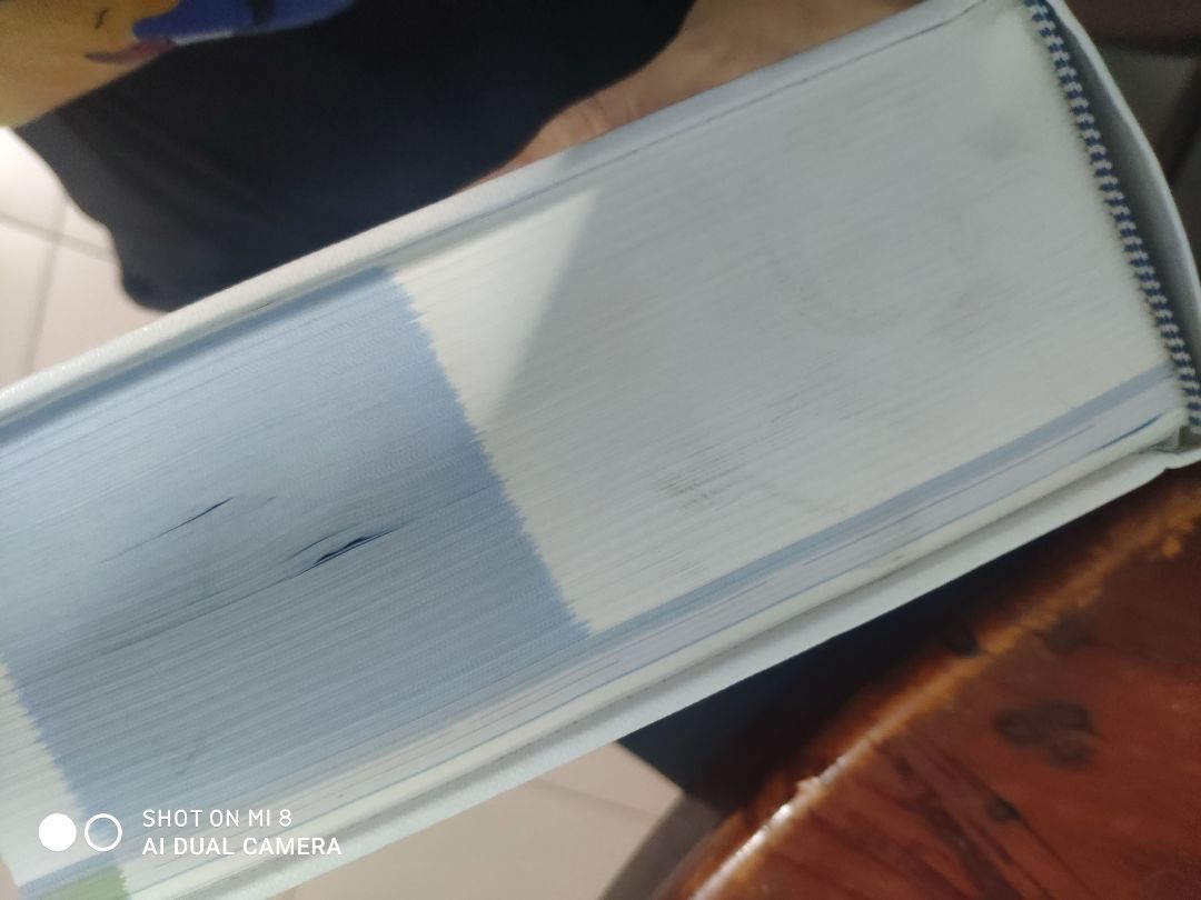 Bình thường sách chuyên ngành mình sẽ mua ở Fahasa, nhưng đợt này vì nhiều lí do nên mình đành chọn tiki, trước quyển này mình đã đổi sách một lần, vì tình trạng quyển trước mình nhận được cực kì nhếch nhác. Và đây là tình trạng quyển sách mà tiki đổi lại cho mình đợt mới
Không biết khâu tikicare có làm việc kĩ càng với bên kho hoặc tiki coi thường phản hồi của khách hàng chăng? Để đến lần đổi lại này sách còn tệ hơn đợt trước. Tốn thời gian và tiền bạc của khách hàng để rồi nhận được quyển sách trong tình trạng như dưới này