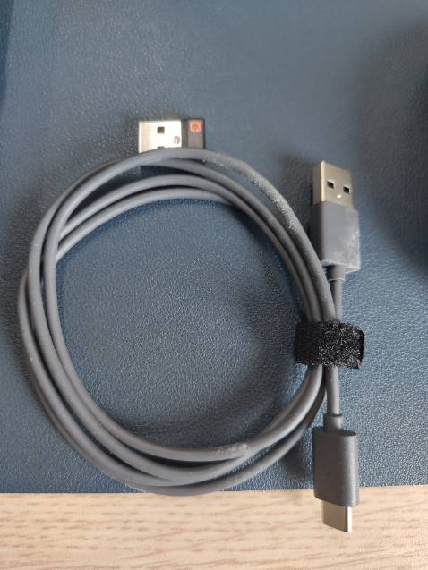 Giao hàng của TikiNow rất nhanh và chu đáo với cách đóng gói sản phẩm. 
Tuy nhiên mình cảm thấy nhà cung cấp bảo quản sản phẩm chưa tốt, có dấu hiệu ẩm mốc ở bên trong hộp, cáp và tờ HDSD bị lên mốc trắng, có 2 vết trầy xước bên trên thân chuột, khá là lăn tăn, có lẽ do sản phẩm sản xuất từ 2022.