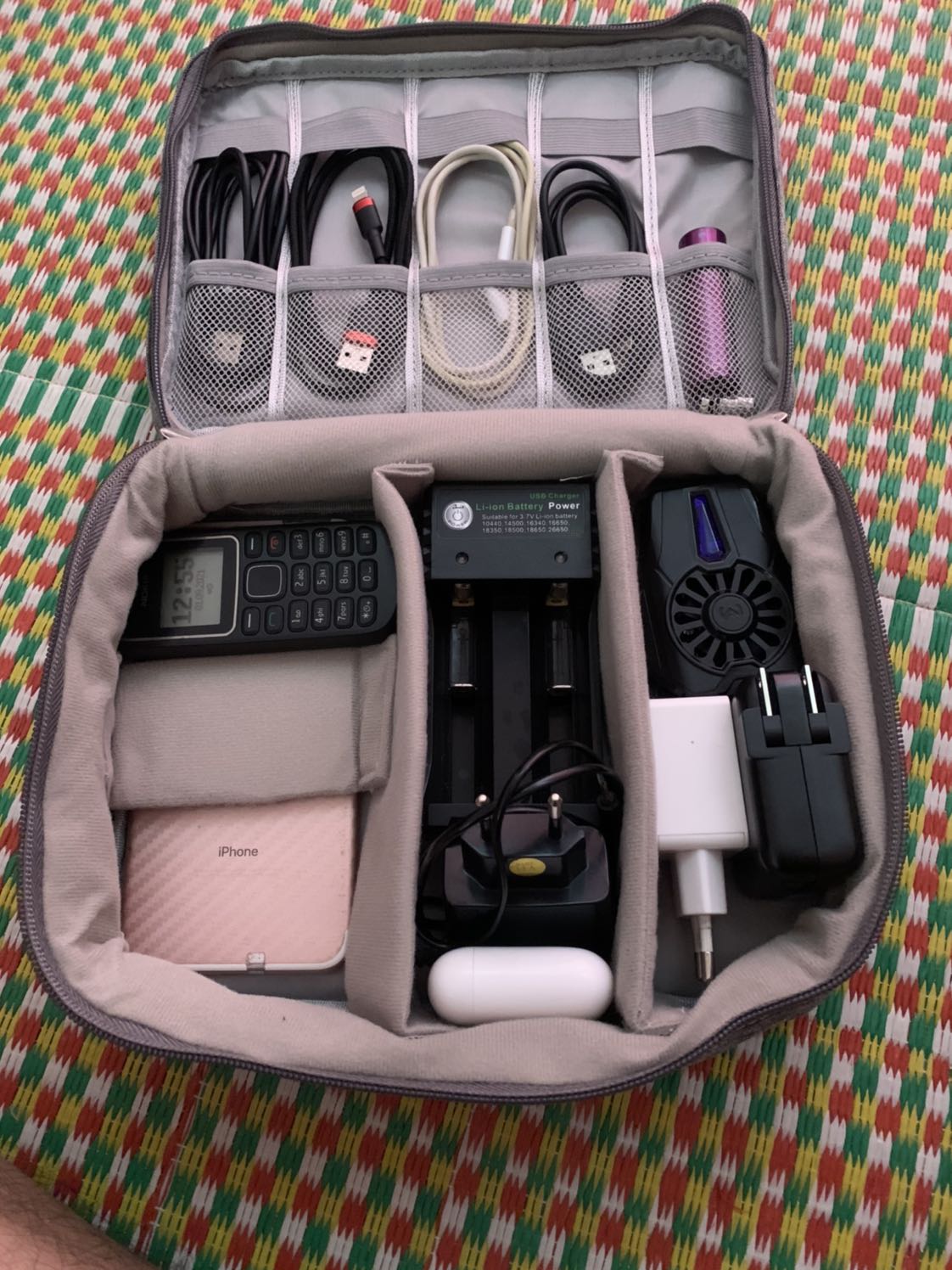 Đóng gói cẩn thận , giao hàng nhanh , giá hợp lý , sản phẩm có lớp đệm chống sốch tốt , chứa được nhiều đồ theo cách sử dụng mỗi người  . Với người có nhiều phụ kiện đi theo thì đây là sản phẩm không thể thiếu .