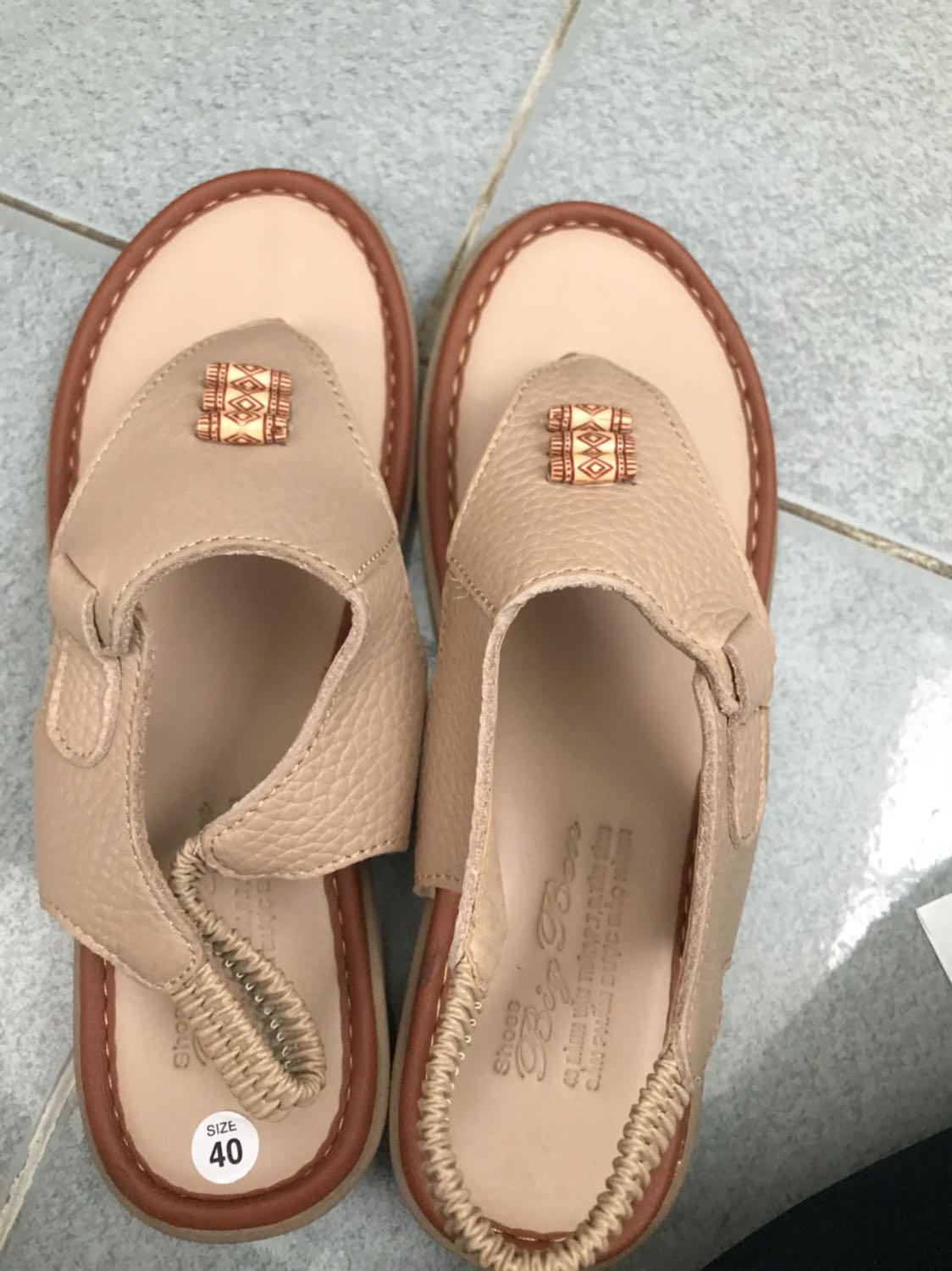 Mấy bạn cứ nhìn phần đế là rõ. Size giày in dưới đến bị xoá đi, lộ vết keo xoá. Mình mua cho mẹ size 40 mà ướm chân lên dư tận 2cm. Treo đầu dê bán thịt ***. Đã vậy keo còn lỏng bỏng.  Làm ăn như vậy chết người mua rồi. Lần sau có buôn bán thì nhớ có thì bán hết thì thôi. Đừng *** gạt khách hàng như vậy nữa