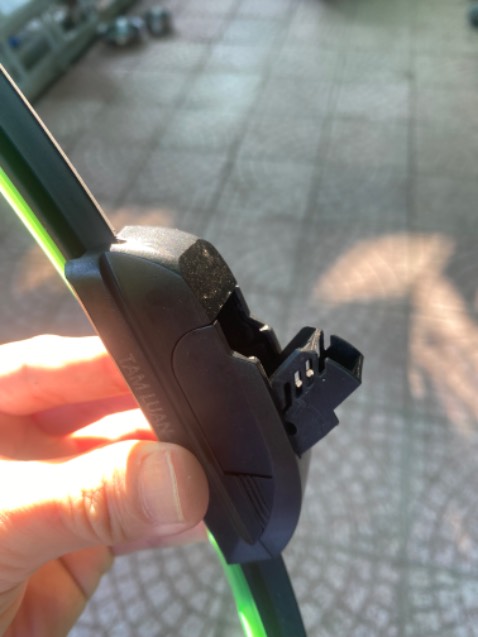 Quá tệ, gạt ồn, không bám kính, nhựa kém chất lượng