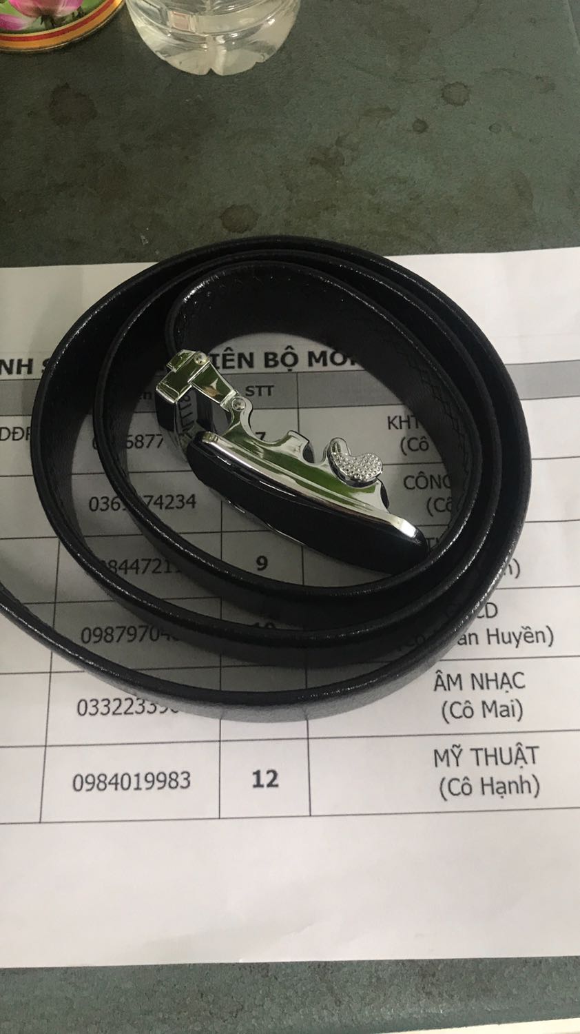 Giao hàng khá nhanh đặt 2 ngày là nhận được sản phẩm mặc dù đang dịch dã. Shop đóng gói cẩn thận bọc chống xước và đóng hộp rất cẩn thận. Đầu khoá chắc chắn đẹp. Phần dây da dài, mềm đeo cảm giác dễ chịu. Đường may tỉ mỉ chắc chắn. Nói chung mọi thứ ok. Hài lòng.