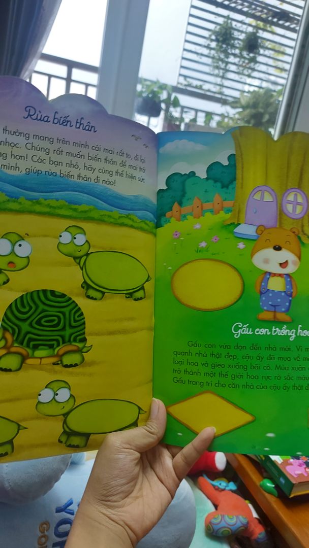 sách gồm những câu chuyện nhỏ với các hình dán đc phân rõ theo trang, hơi khó gỡ chỗ vết cắt, hình màu sắc đẹp, săn sale giá tốt