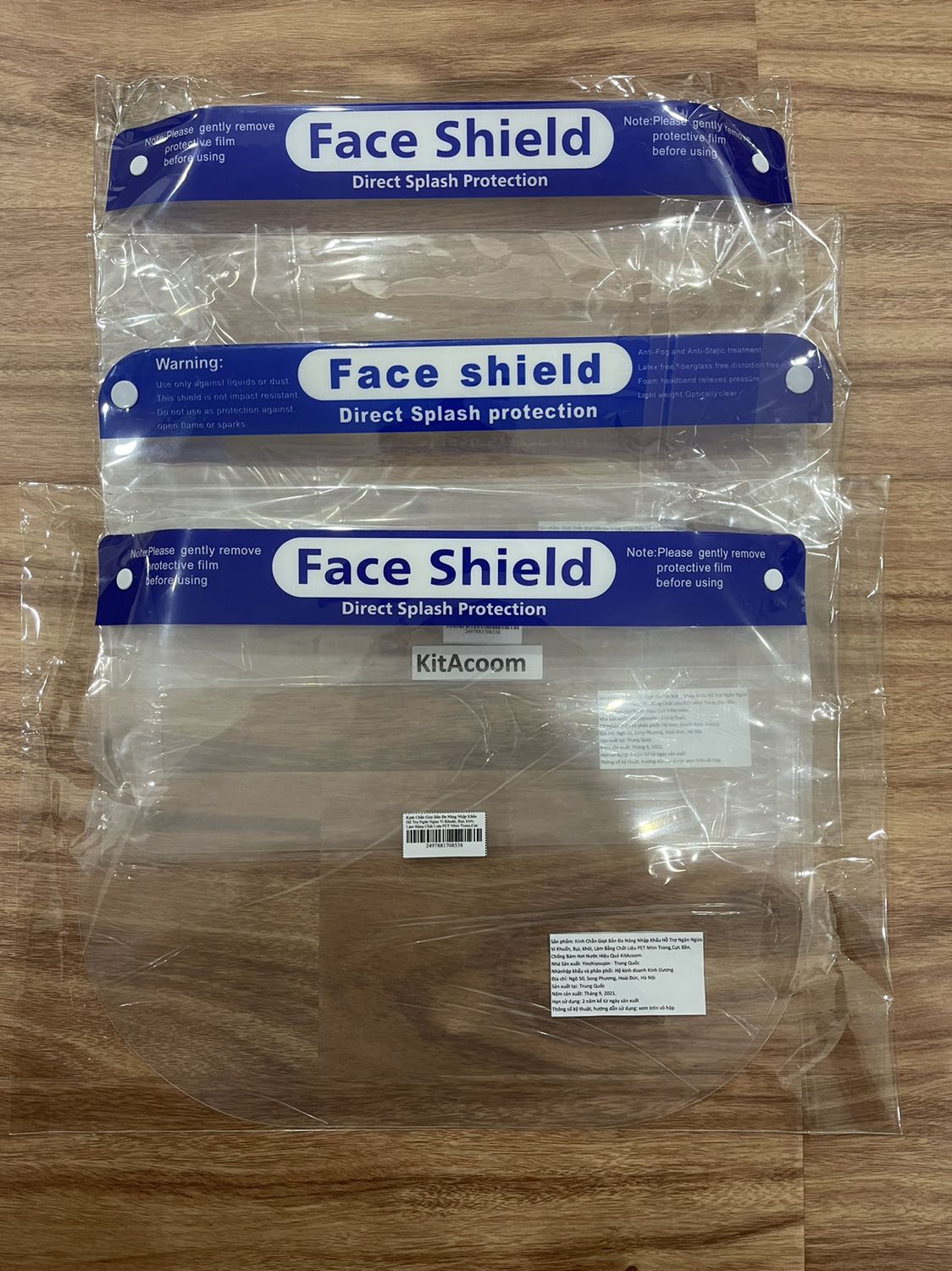 Shop bán lẫn hàng kém chất lượng. Mình mua 5 cái nhưng chỉ có 3 cái là chất lượng có vẻ ổn như quảng cáo. Còn 2 cái (như ảnh chụp) chất lượng hoàn thiện rất kém, chữ mờ, font chữ in xấu.