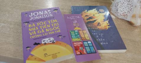 Nội dung ổn, nhiều khúc dịch hơi bị lấn cấn khó hiểu.
Chất giấy mềm mượt chống bụi sờ đã tay nhưng không thơm mùi giấy như các loại sách cũ